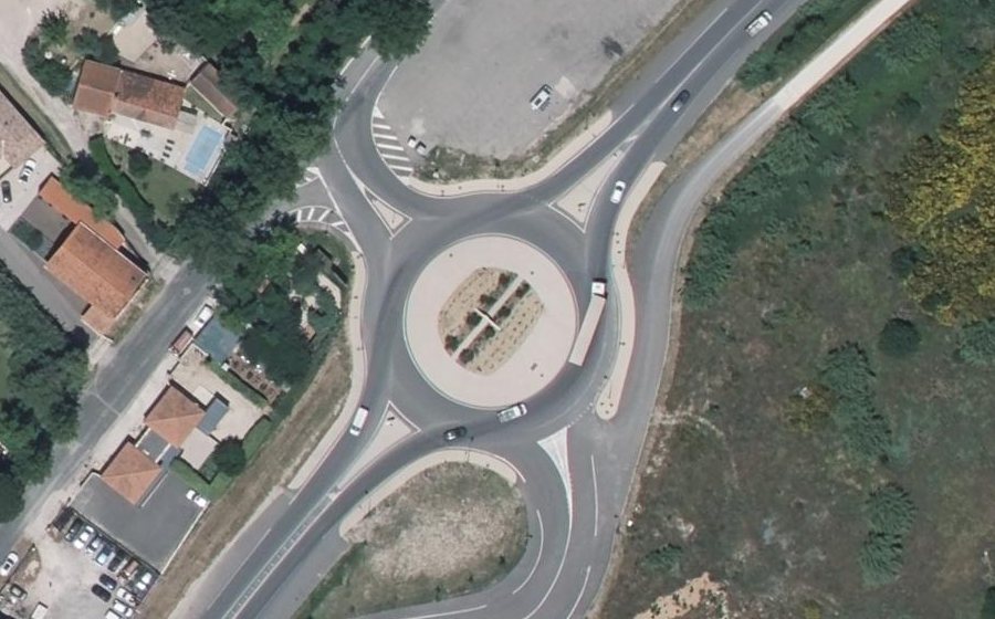 Vue aérienne du Rond-point anonyme n°894919280