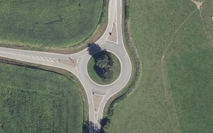 Vue aérienne du Rond-point anonyme n°89495254