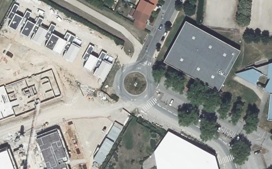 Vue aérienne du Rond-point anonyme n°89551639