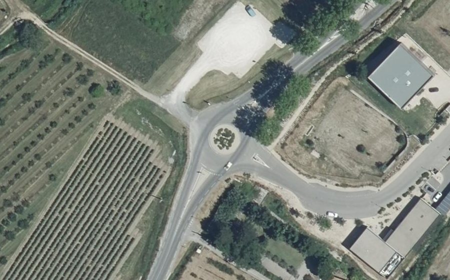 Vue aérienne du Rond-point anonyme n°895739893
