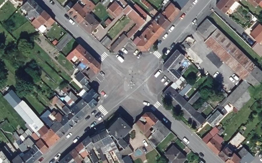 Vue aérienne du Rond-point anonyme n°89585932