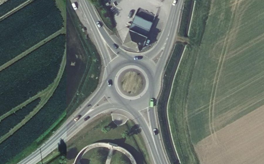 Vue aérienne du Rond-point anonyme n°89667648