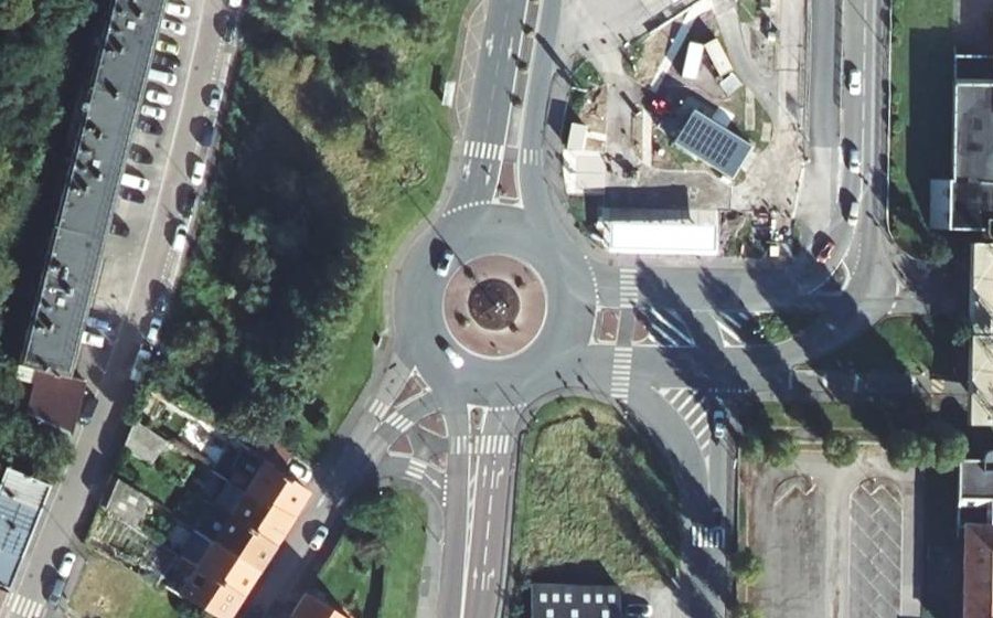 Vue aérienne du Rond-point anonyme n°89679267