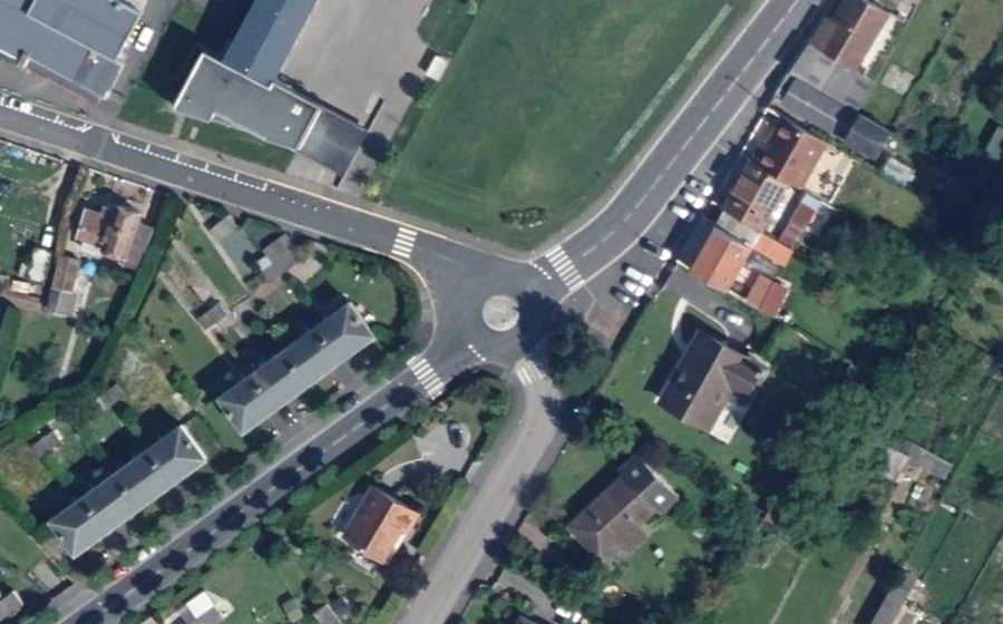 Vue aérienne du Rond-point anonyme n°89684733