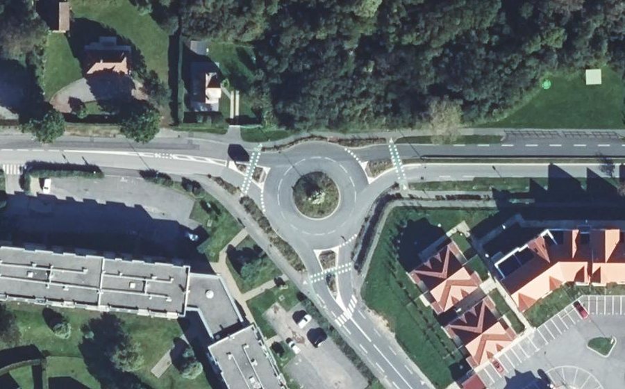 Vue aérienne du Rond-point anonyme n°89684817