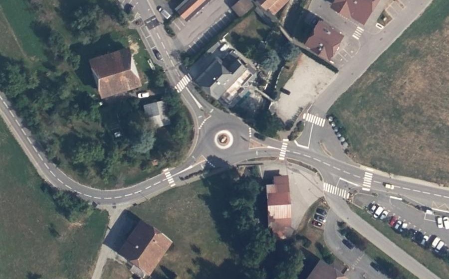 Vue aérienne du Rond-point anonyme n°89729795