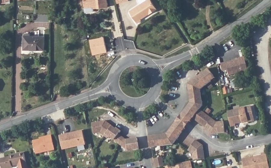 Vue aérienne du Rond-point anonyme n°89741615