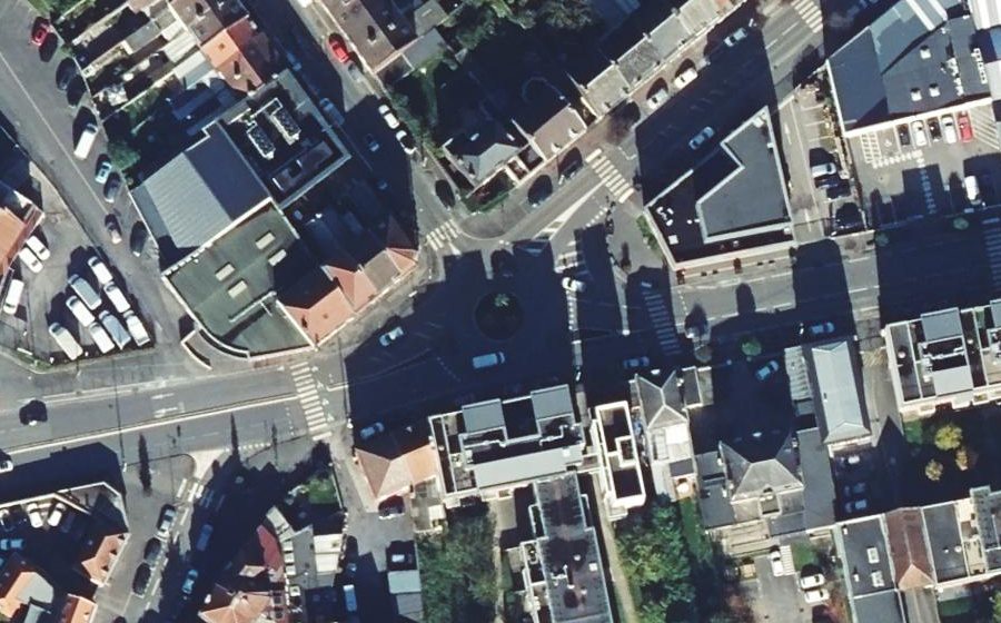 Vue aérienne du Rond-point anonyme n°897738625