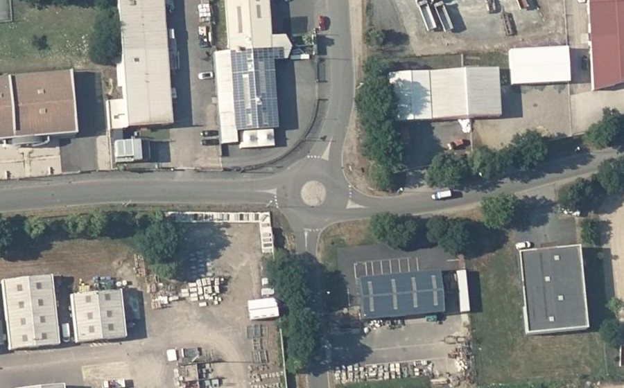 Vue aérienne du Rond-point anonyme n°89788641