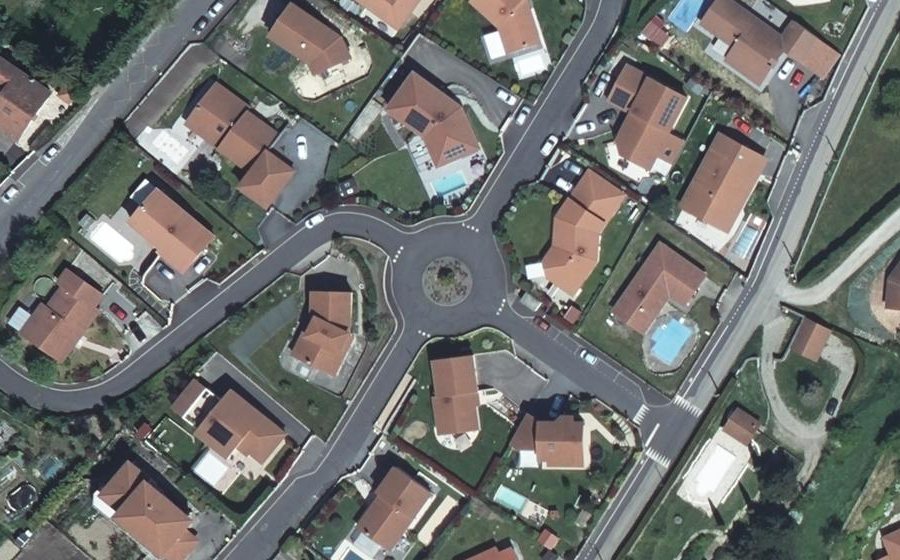 Vue aérienne du Rond-point anonyme n°89807272