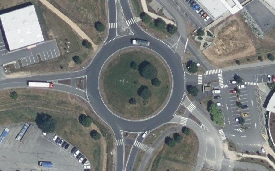 Vue aérienne du Rond-point anonyme n°89822654