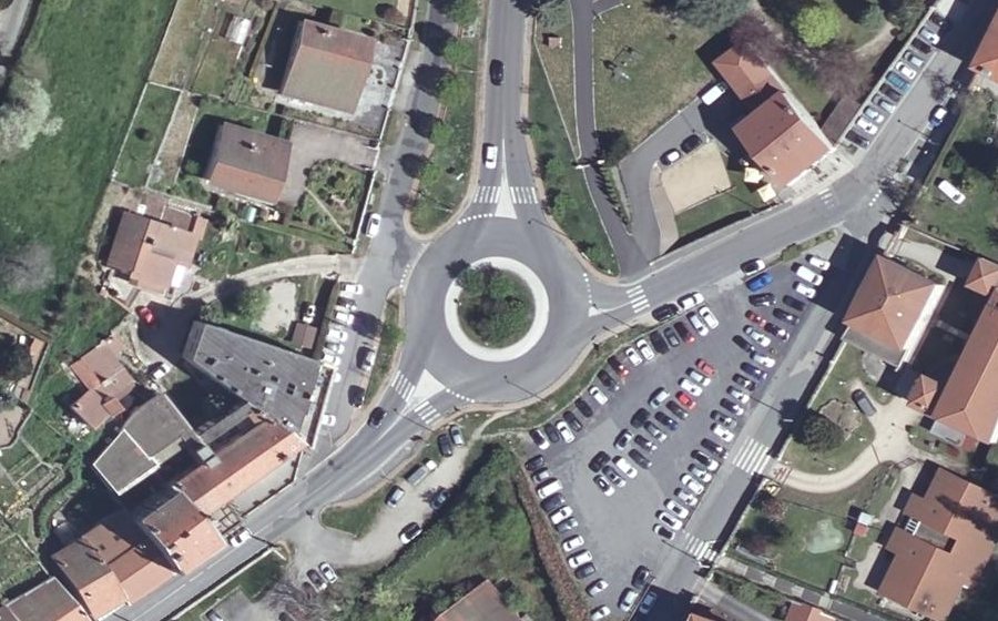 Vue aérienne du Rond-point anonyme n°89825688