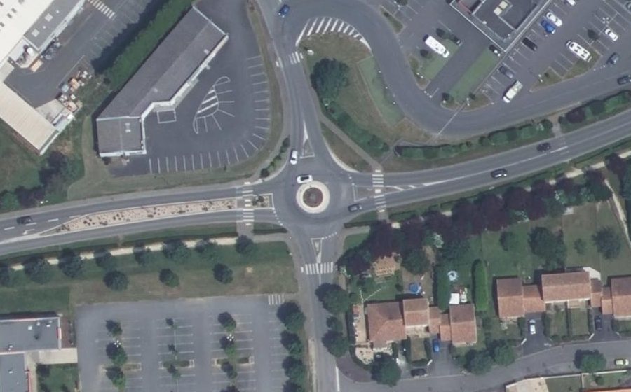 Vue aérienne du Rond-point anonyme n°89863496