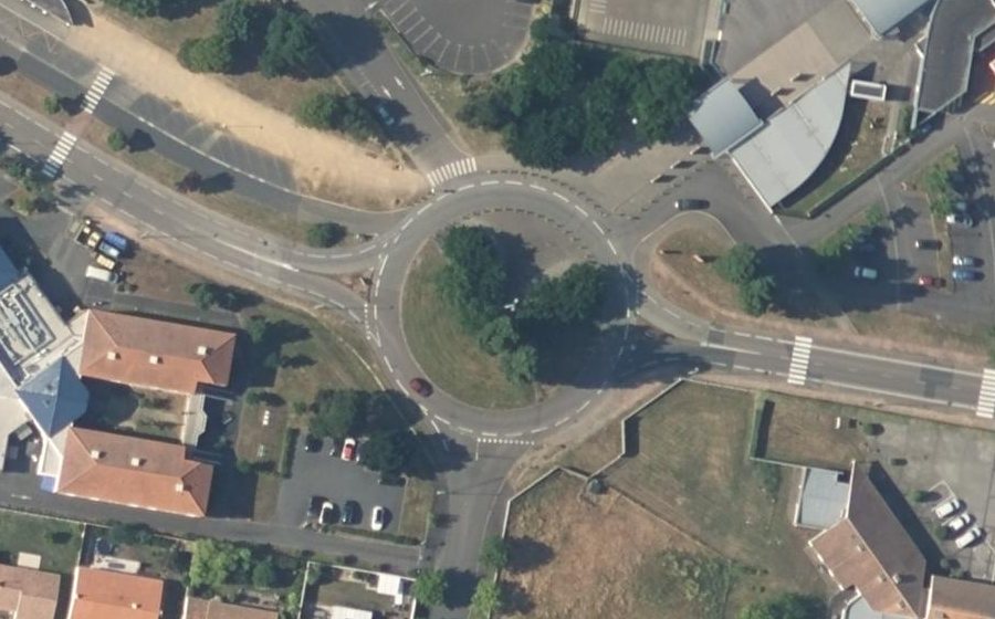 Vue aérienne du Rond-point anonyme n°89895635