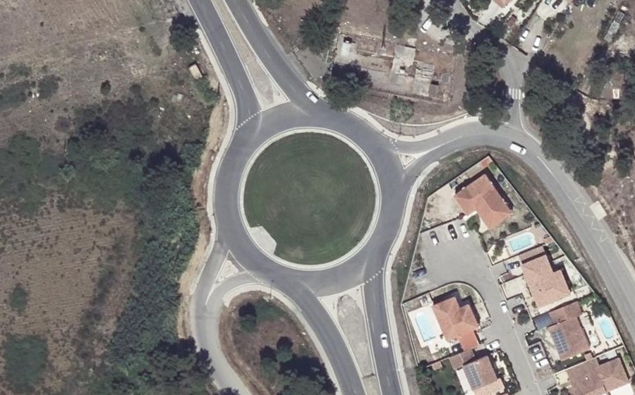 Vue aérienne du Rond-point anonyme n°89899529