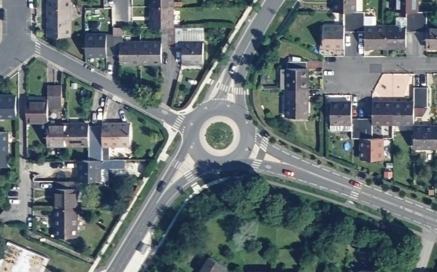Vue aérienne du Rond-point anonyme n°89932965