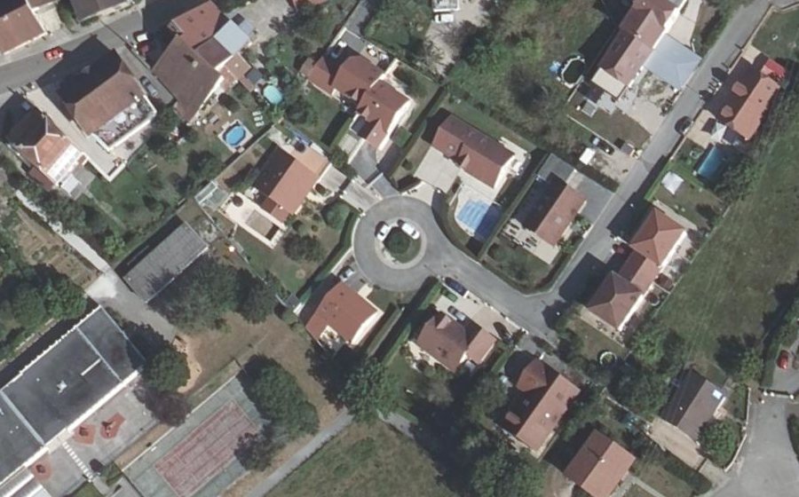 Vue aérienne du Rond-point anonyme n°89947178