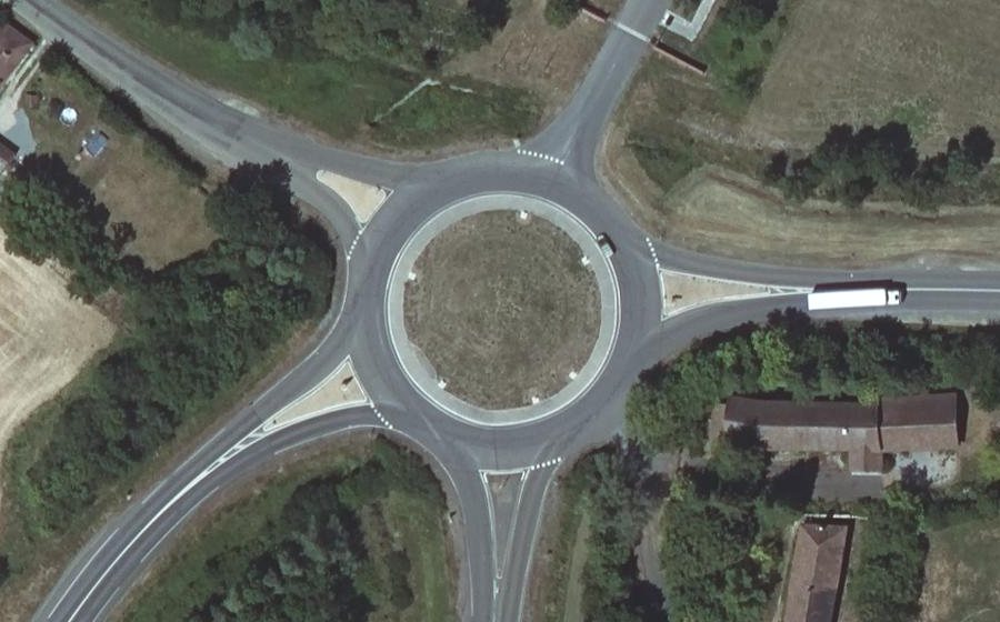 Vue aérienne du Rond-point anonyme n°89961712