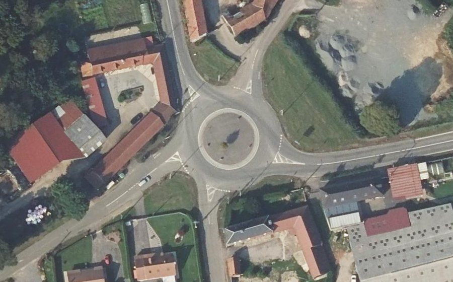 Vue aérienne du Rond-point anonyme n°89969654