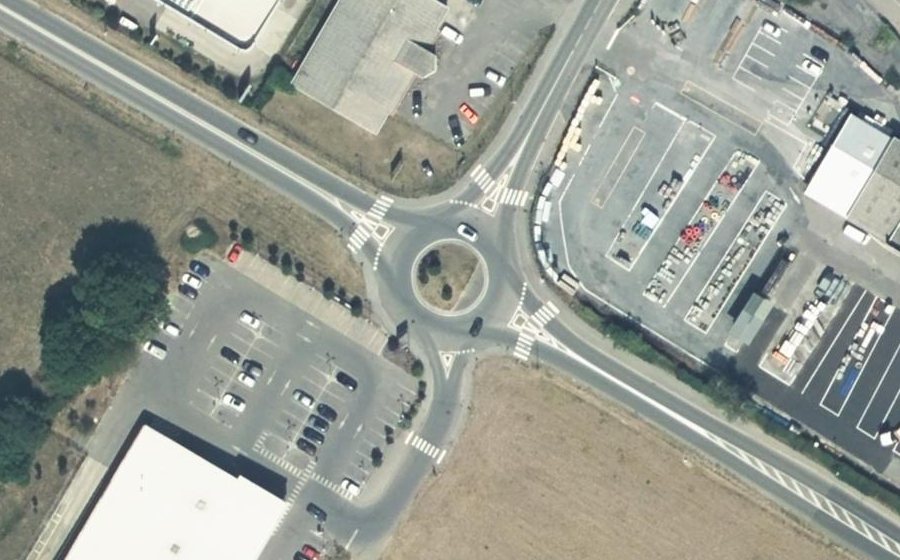 Vue aérienne du Rond-point anonyme n°900378385
