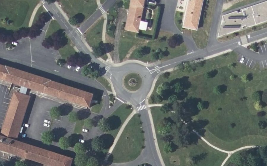 Vue aérienne du Rond-point anonyme n°90143919