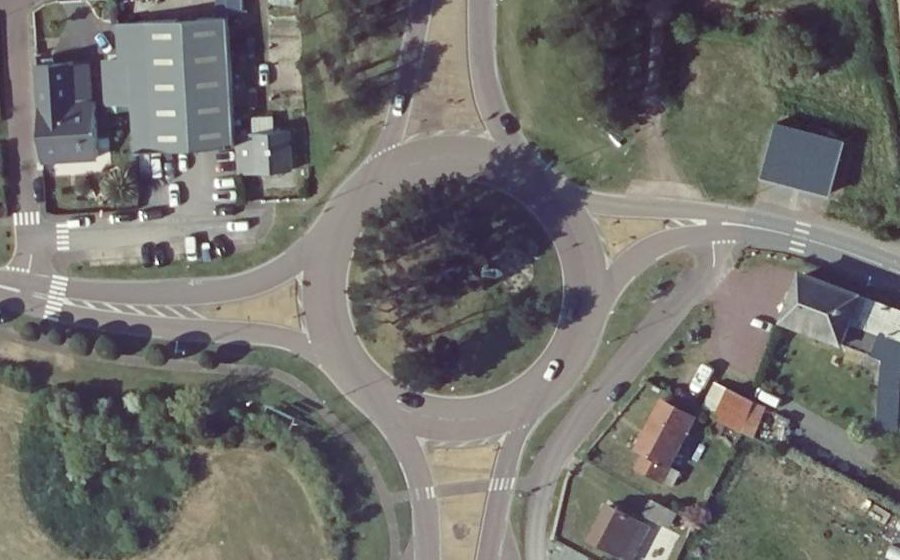 Vue aérienne du Rond-point anonyme n°90365557