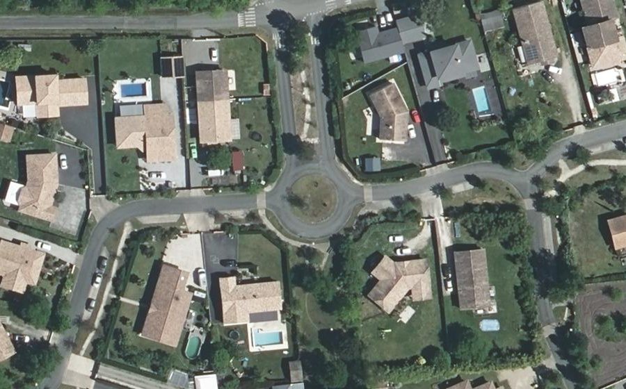 Vue aérienne du Rond-point anonyme n°90399377
