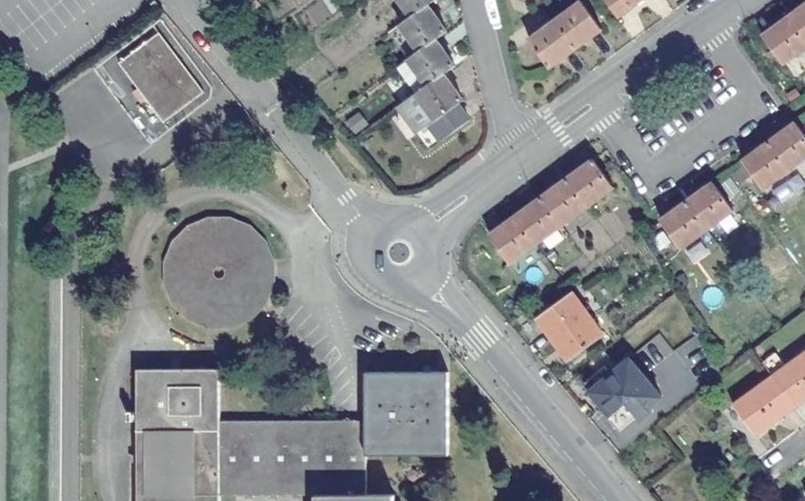 Vue aérienne du Rond-point anonyme n°904818908