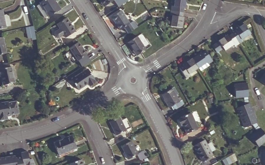 Vue aérienne du Rond-point anonyme n°90551779