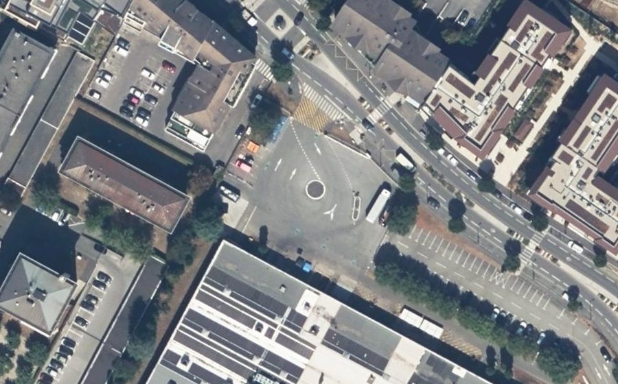 Vue aérienne du Rond-point anonyme n°906331444