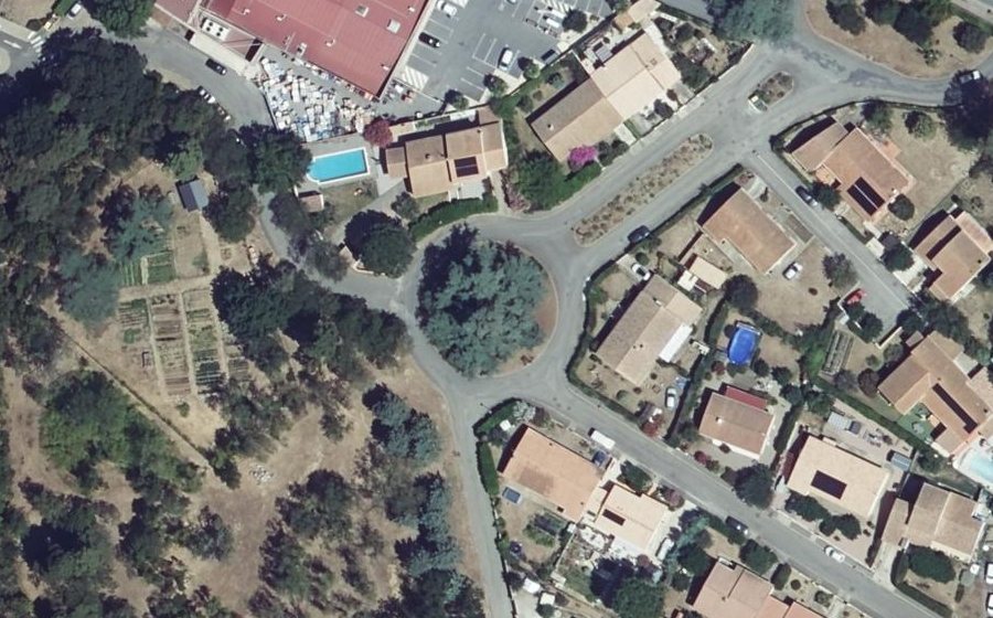 Vue aérienne du Rond-point anonyme n°90633399