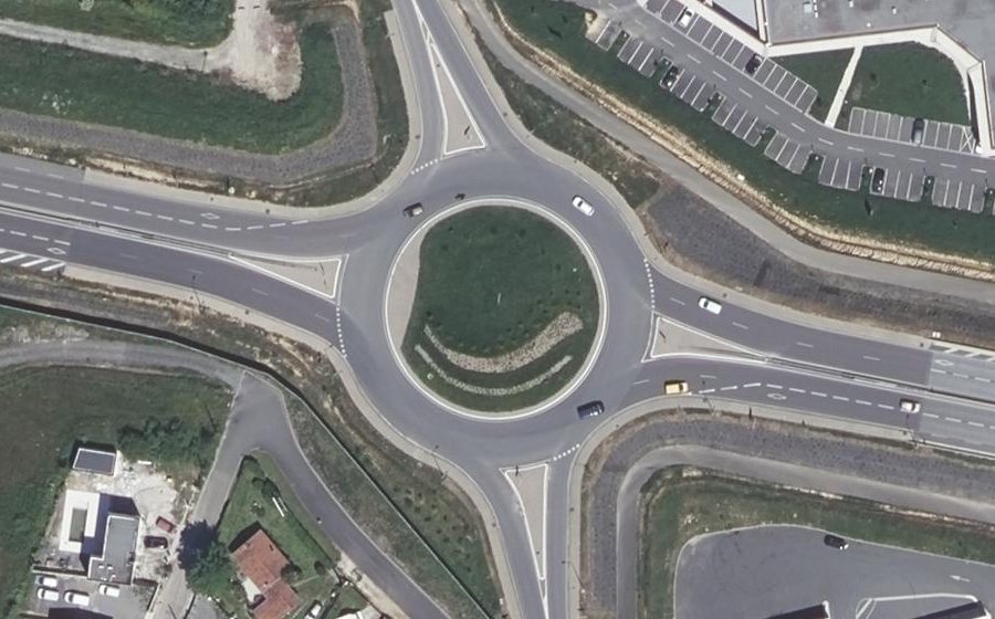 Vue aérienne du Rond-point anonyme n°906681128