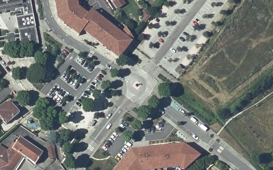 Vue aérienne du Rond-point anonyme n°906878549