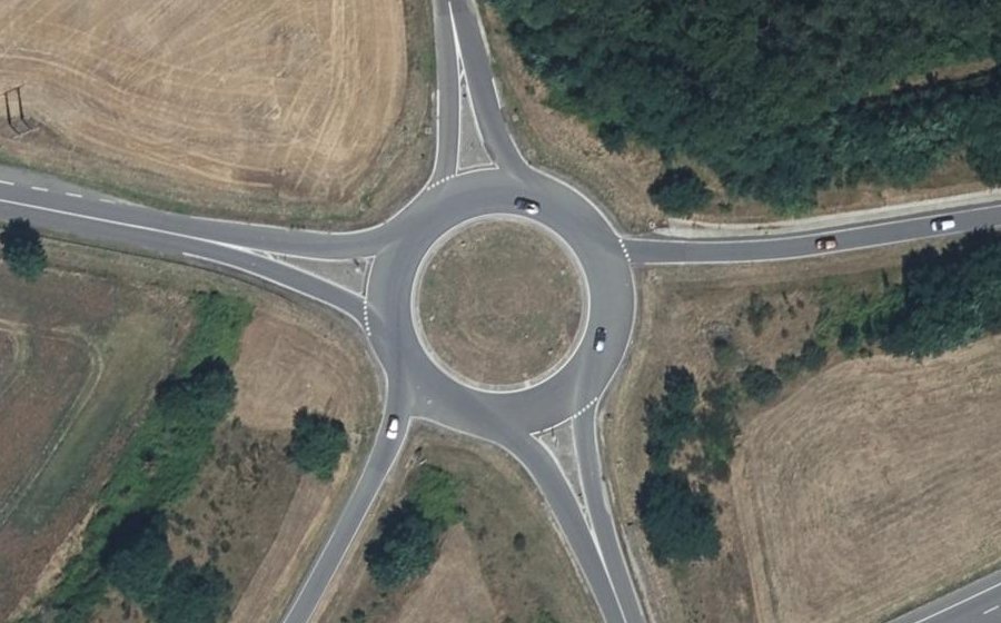 Vue aérienne du Rond-point anonyme n°90834475