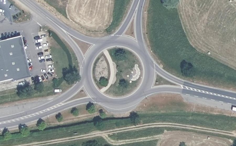 Vue aérienne du Rond-point anonyme n°90838450