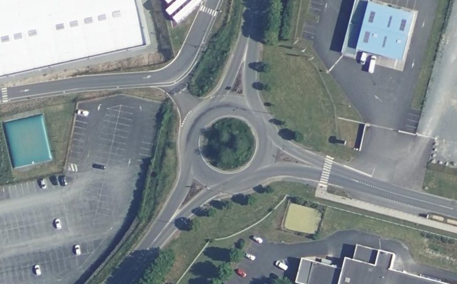Vue aérienne du Rond-point anonyme n°90843499