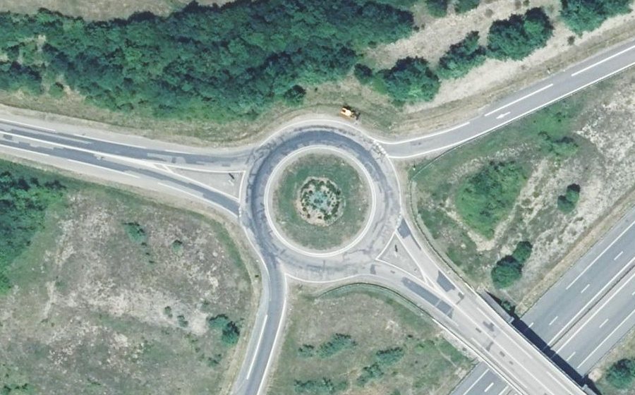 Vue aérienne du Rond-point anonyme n°90845488