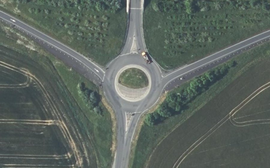 Vue aérienne du Rond-point anonyme n°90898445