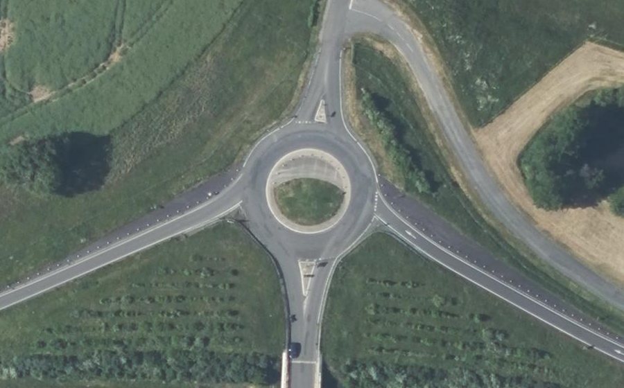 Vue aérienne du Rond-point anonyme n°90898449