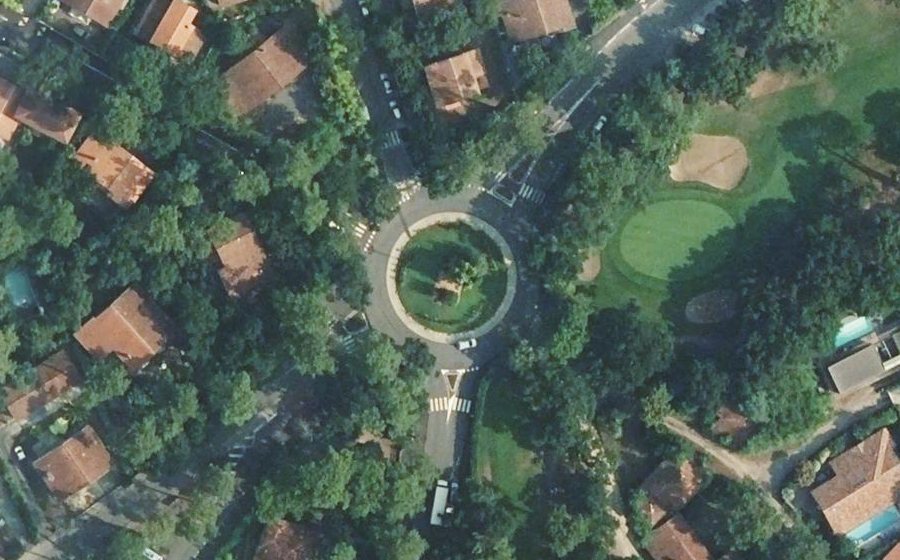 Vue aérienne du Rond-point anonyme n°909371653