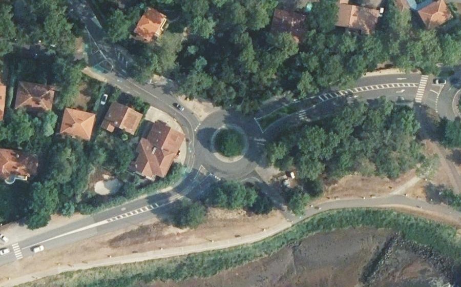 Vue aérienne du Rond-point anonyme n°909386149