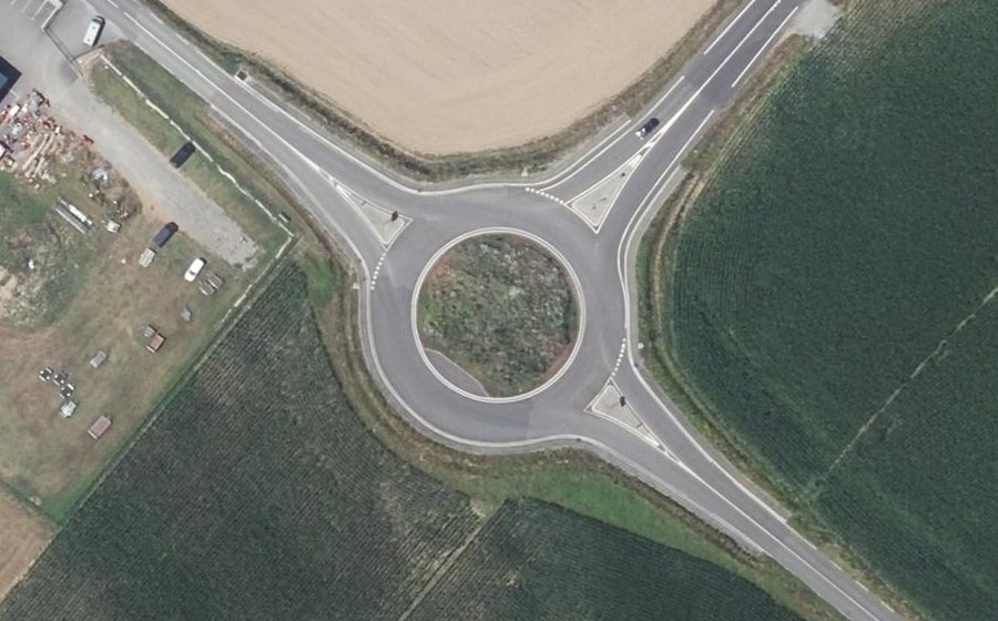 Vue aérienne du Rond-point anonyme n°915136606