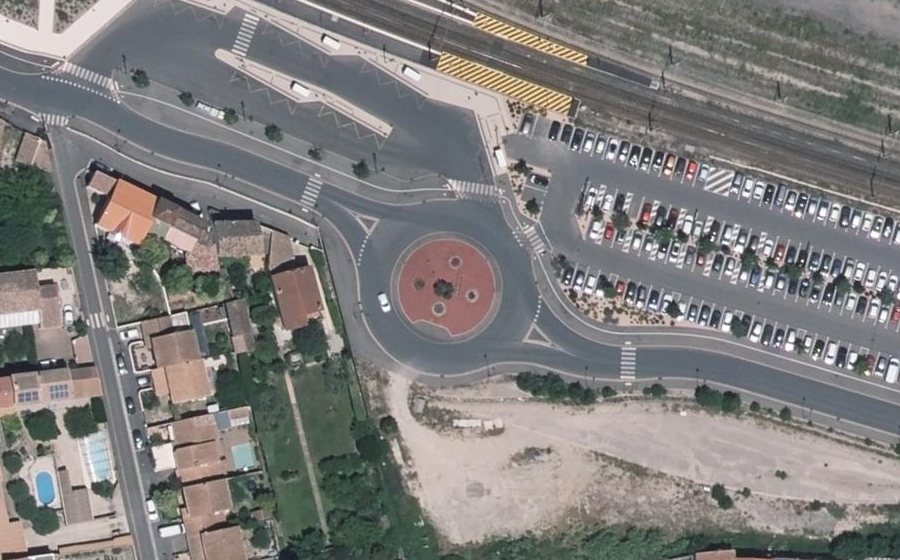 Vue aérienne du Rond-point anonyme n°915855746