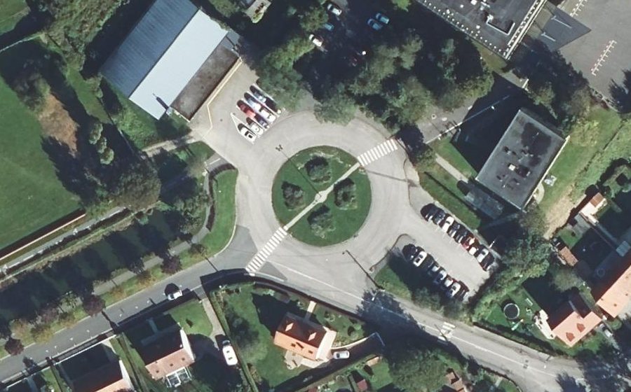 Vue aérienne du Rond-point anonyme n°91642750
