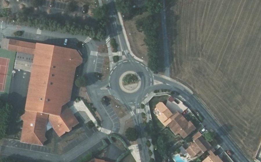 Vue aérienne du Rond-point anonyme n°91680414