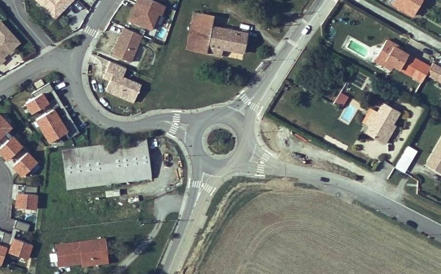 Vue aérienne du Rond-point anonyme n°916806743