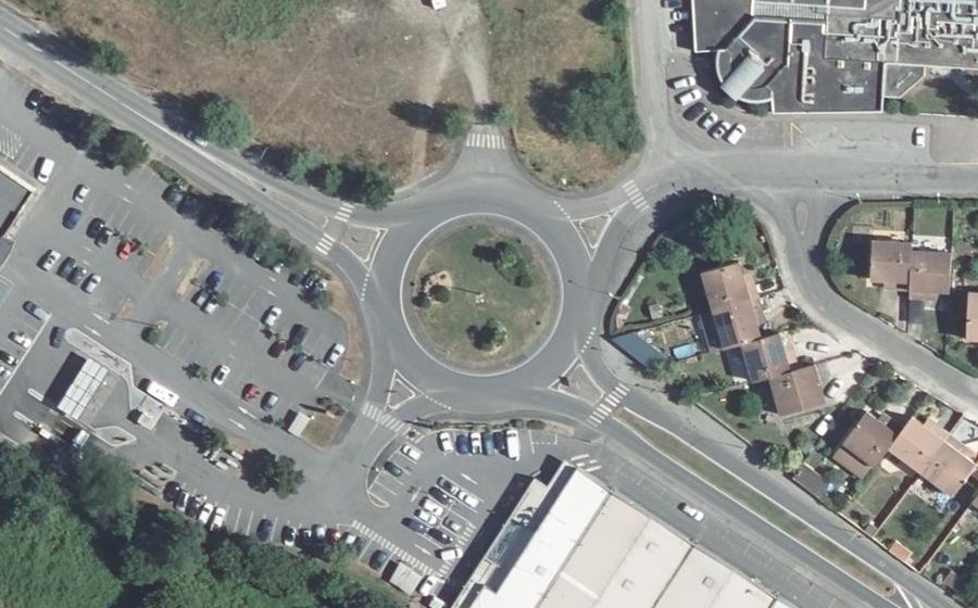 Vue aérienne du Rond-point anonyme n°91681329