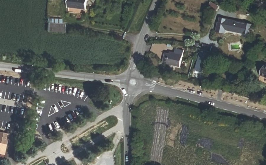 Vue aérienne du Rond-point anonyme n°919263637