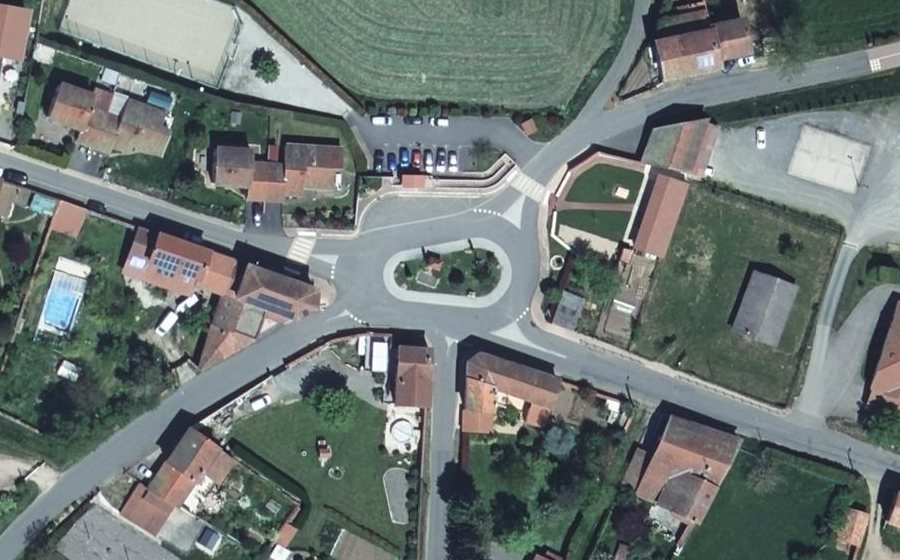 Vue aérienne du Rond-point anonyme n°919958959