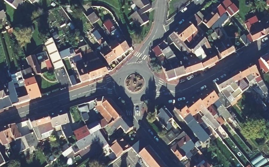 Vue aérienne du Rond-point anonyme n°92074625